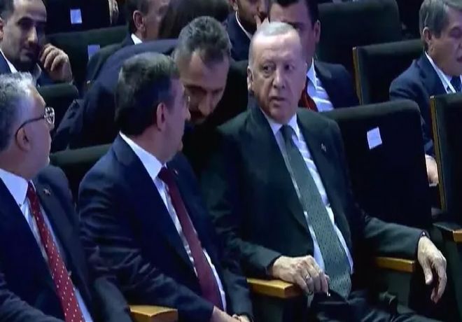 Cumhurbaşkanı Erdoğan'a telefon! Salonu terk etti 