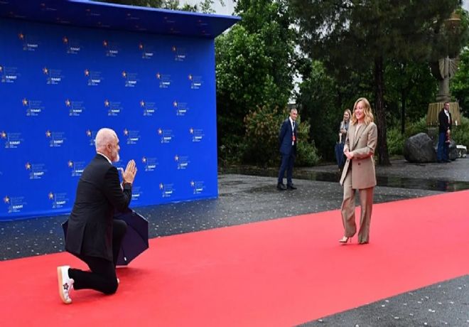 Edi Rama, Meloni'yi diz çökerek karşıladı 